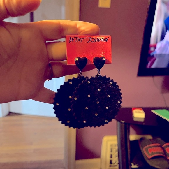 SUPER RARE!! Betsey Johnson vintage Black Heart 🖤 bling Earrings - Picture 1 of 6